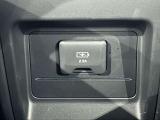 Type-A、急速充電対応のUSBチャージャーが運転席と助手席の間にあるセンターコンソールボックスの後部に装備されています。