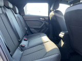 体を支えるためにシートを硬めにしております。長時間の運転でも疲れにくいように、サポート力重視で設計されております。