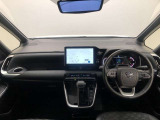 シンプルながら機能性あふれる運転席廻りです。視界性もよく、運転しやすいですよ。