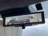 インテリジェントルームミラー搭載で、車の後方に設置されたカメラ映像を映し出してシートバックやヘッドレスト、同乗者に視界が遮られることがなく視認性が非常に良いです