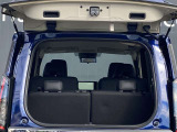 バックドアの真ん中から開けることが可能です。後ろが狭くても荷物を収納したり出したりすることも簡単に出来ます。