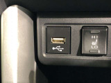 スマートフォン等が充電できるUSB端子が付いてます。