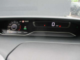 メーター内のカラーデイスプレイには運転をサポートする情報を表示します。