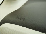 ◆助手席エアバッグ◆SRSエアバッグは、シートベルトだけでは防ぎきれない衝突時の衝撃から乗員を守るための安全装置。衝突時に瞬時に膨らみ、頭部や胸部がダッシュボードに直接衝突するのを防ぎます。