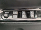 運転席パワーウインドウマスタースイッチです。車内の換気も運転席から簡単に行えます。ロック機能もついているので子供がイタズラして窓を開けるという事も防止できますよ。