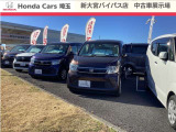 中古車展示場の風景です。人気のフィットも数多く展示中。現行タイプや、元試乗車など魅力的な中古車も多数ございます。担当スタッフがご案内致しますので、お気軽にお声かけ下さい。