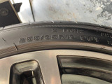純正19インチアルミホイール。フロントは255/35R19