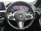 BMWのステアリングのリムは、一般的なものより少し太めにデザインされています。 これはタイヤやステアリングシャフトなどを介して伝わる路面からの入力を、しっかりと把握するためです。