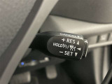 クルーズコントロール機能が付いています。 速度を設定するとアクセルを踏まなくても一定の速度で走ることができます。  高速道路ではとても便利な装置なんです。