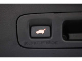 パワーテールゲート装備!荷物を持っていてもスイッチ一つでテールゲートの開閉が可能です!パワーテールゲートは運転席からも操作することが可能です!