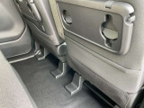 運転席・助手席のシートバックには小物を収納できるポケットが付いています。