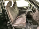 女性でも運転がしやすいように、シートの高さ調整機能(シートリフター)がついています。運転席と助手席の間が空いている為、助手席側への移動がスムーズです。交通量の多い道でも助手席側から乗り降りができます。