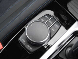 シフトの左隣には、ナビや車両設定をコントロールする大型のダイヤルが鎮座