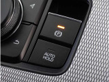 【オートホールド】停車中にブレーキペダルから足を放しても、ブレーキを自動的に制御して、車両の停車状態を保持する機能です。信号待ちなどの停車時に運転者の負担を軽減します。