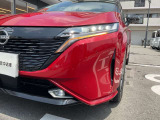 アダプティブLEDヘッドライトシステム!照射パターンを変化させて対向車や先行者が、眩しくならないようにハイビームをキープします。オートライトシステムにLEDフォグランプも付いてます!