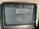 日射しをシャットアウトするロールサンシェードです