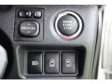 サイドミラーは電動格納ミラーなので、運転席からのボタン操作で格納できます。ミラーを閉じて入る立体駐車場などでは、有ると便利な機能です。