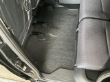 しっかりと汚れ、砂ぼこりを落とし足元まで清潔な車内空間を作り上げております♪