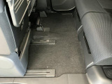 しっかりと汚れ、砂ぼこりを落とし足元まで清潔な車内空間を作り上げております♪