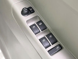 【電動格納ミラー】サイドミラーは電動格納式となっており、狭い駐車場でもキズがつくリスクを抑えられます。