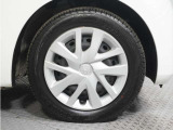 ◆純正ホイール装着車◆シンプルなデザインのホイールキャップ付きです。