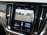 【360&deg;ビューカメラ】4台の高解像度カメラで360度の鳥瞰図を表示。隣の車や壁、死角にある障害物などを画面で確認できるため、狭いスペースでの駐車・出入りも安心です。