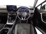 革巻きステアリングで快適な操作性の運転席です。