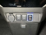 運転席/助手席シートヒータースイッチ・12V/120Wのアクセサリーソケット・USB端子が付いています。