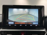 ハンドル操作に連動してガイドラインが変化するバックカメラ搭載。 クルマには構造上たくさんの死角があるのでとても便利な機能です。 あくまでも補助の為の装備なのでバックは目視が大事です