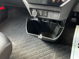 インパネ下部に小物入れがございます