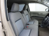 フロントシートはゆったりとしていて開放感があるベンチシートです。車内の移動も楽々です!狭い場所や駐車場で片側をギリギリに停めた際には便利ですよ!
