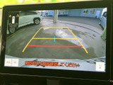 周囲の様子とガイド線を画面で確認できるため、駐車時の後方確認をサポート。車両周辺を見渡す手助けとなり、狭い場所への駐車や切り返しの際にも心強い装備です。
