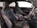 【コックピットシート】BMW車の主役席。車体中央にくる様に配置し車両重心とが一致する事でドライバーと車との一体感あるドライビングを実現。人間工学に基づき形成した形状が長時間のドライブ疲労も軽減します!