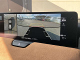 360度ビューカメラを搭載。4方の小型カメラの映像を処理し、車両真上からの映像に変換しています。