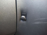 お荷物を掛けるフックが付いています。