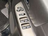 【パワーウィンドウ集中スイッチ】運転席のパワーウィンドスイッチ位置には運転以外の窓の開閉・ロック機能も付いています
