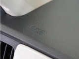 ◆助手席エアバッグ◆SRSエアバッグは、シートベルトだけでは防ぎきれない衝突時の衝撃から乗員を守るための安全装置。衝突時に瞬時に膨らみ、頭部や胸部がダッシュボードに直接衝突するのを防ぎます。