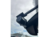 あおり運転対策や予期せぬトラブルへの備えとして心強いドライブレコーダー。走行中の映像をしっかりと記録し、ドライバーと同乗者の安全を見守ります。購入後すぐに安心してドライブを楽しめる人気の装備です。