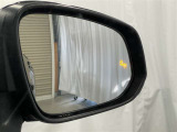 隣車線を走る車両をレーダーで検知し、ドアミラーでは確認しにくい後側方エリアに存在する車両に加え、急接近してくる車両も検知します。車両を検知するとドアミラーに搭載されたLEDインジケーターが点灯します。