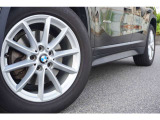 17インチ・アルミホイール:足元を精悍に引き締め、BMWらしいダイレクトなハンドリングを支えます。