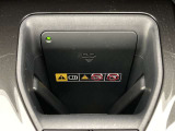 スマートフォンなどの通信機器を充電エリアに置くだけで充電することができます。