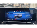 【コマンドシステム】センターのコントローラーとスイッチ類及び音声認識機能により、ナビゲーションやオーディオ&ビジュアル、車両設定等を安全に操作できます。また高精度ディスプレイを採用しています。