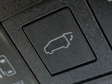 【パワーバックドア】スマートキーや運転席のボタンを押すだけでリアゲートが自動で開閉します!荷物を持っている時や、高い位置にあるバックドアを閉める際に便利な機能です♪