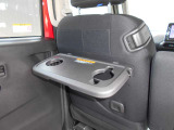 運転中にも飲み物を置けるドリンクホルダーです。エアコンの噴出し口の出口にありますので冷たい飲み物が冷えたままです。