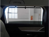 【ロールサンシェード】日よけとしての機能以外にも、車中泊や目隠しが必要な場合に便利な装備です。