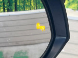 【ブラインドスポットモニター】走行中、ドアミラーの死角になりやすい箇所に後続車が接近するとサイドミラーのレンズに警告を表示!ドライバーに注意喚起をしてくれます。
