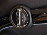 車の乗り降りの際に必ず触るドアハンドルです。使用感が気になる方はお気軽にお申し付けくださいませ。