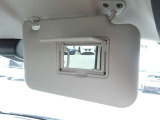 【運転席バニティミラー】ちょっとしたお化粧直しや身だしなみチェックの時に便利♪ 女性には特に嬉しい装備♪
