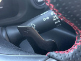 【パドルシフト】ハンドルから手を離さずに素早くシフトアップ&ダウンができるので、エンジンブレーキを使う下り坂や高速道路の合流で加速したい場面で役立ちます。