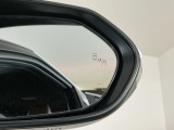 斜め後ろに存在する車を探知。その方向のドアミラー鏡面上にマークを表示し、存在をお知らせしてくれます。また、その方向にウインカーを操作すると、マークの点滅と警告音で注意を促します!